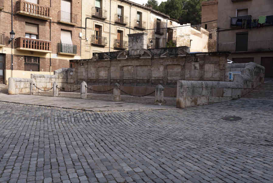Zaragoza - Daroca 25 - fuente de los Veinte Caños.jpg